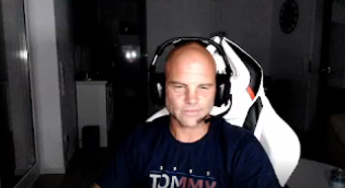 Porträt von GLATZENOPA mit Gaming-Headset